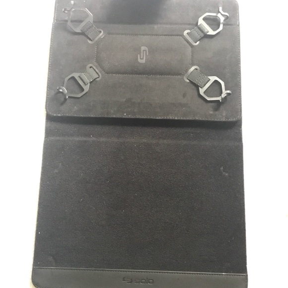 Solo New York Universal Tablet Case for 8.5" Inch to 11" Inch Tablets - Picture 8 of 10